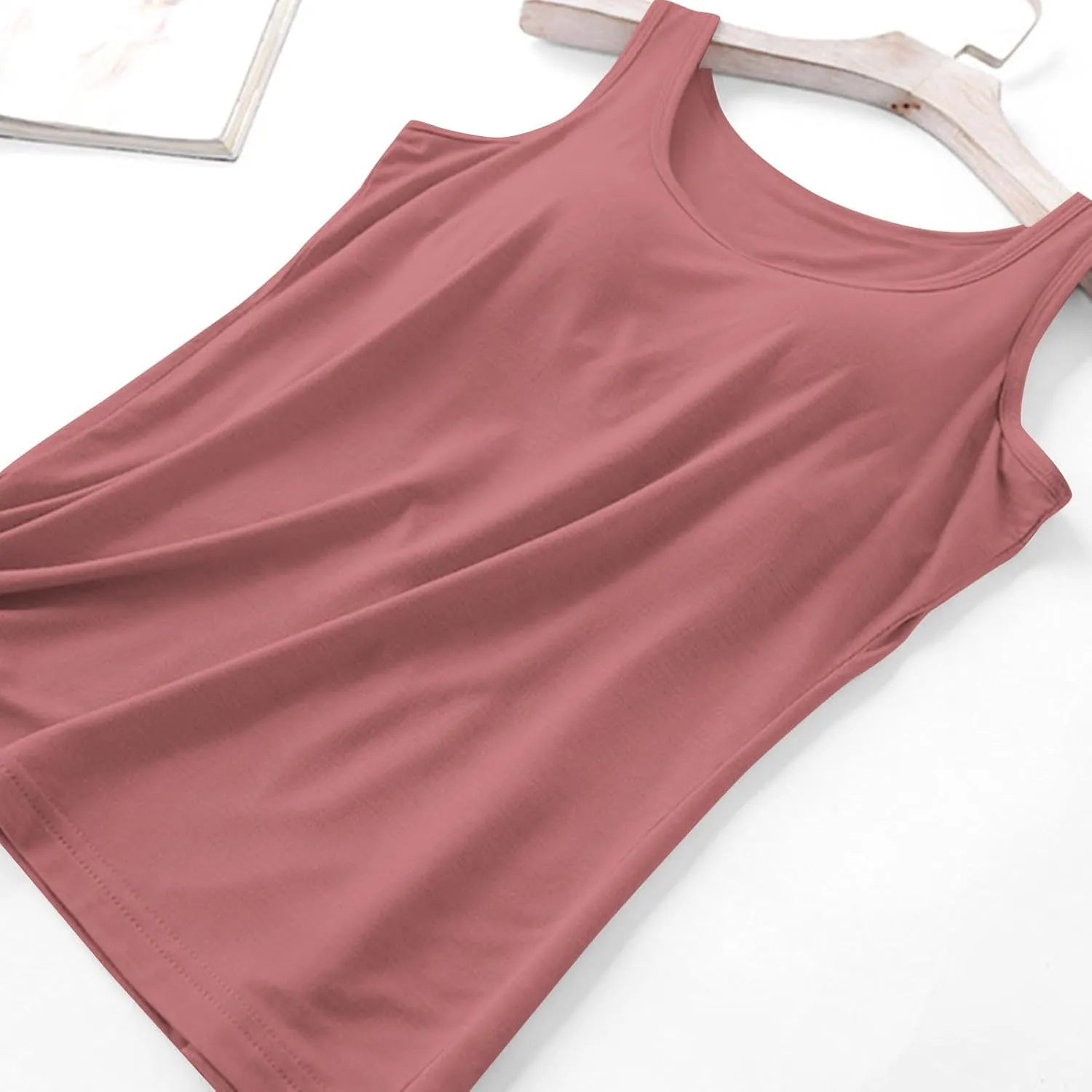 Womens Built in Bra Tank Tops Summer 2025 Sleeveless Crew Neck Basic Cami Shirt Racerback Yoga Athletic Blouses
