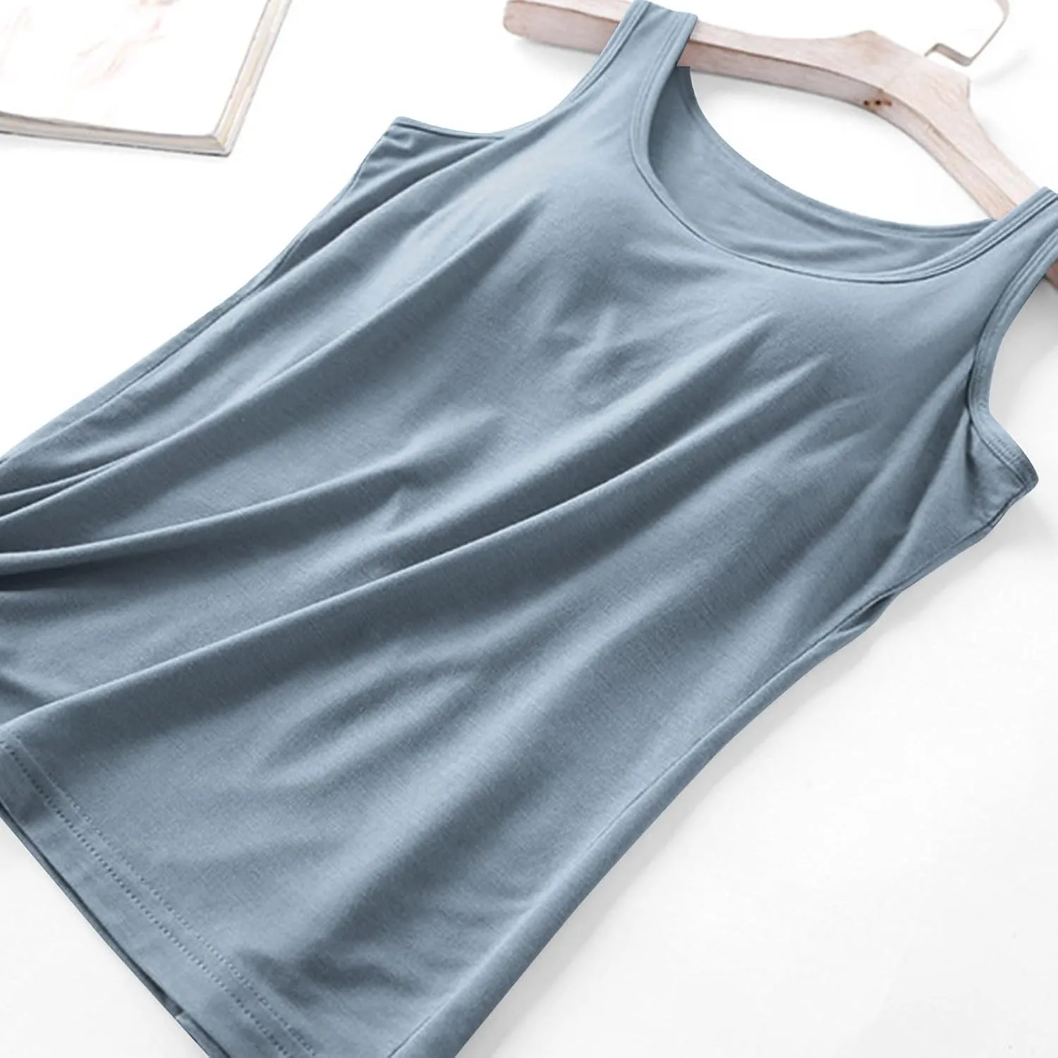 Womens Built in Bra Tank Tops Summer 2025 Sleeveless Crew Neck Basic Cami Shirt Racerback Yoga Athletic Blouses
